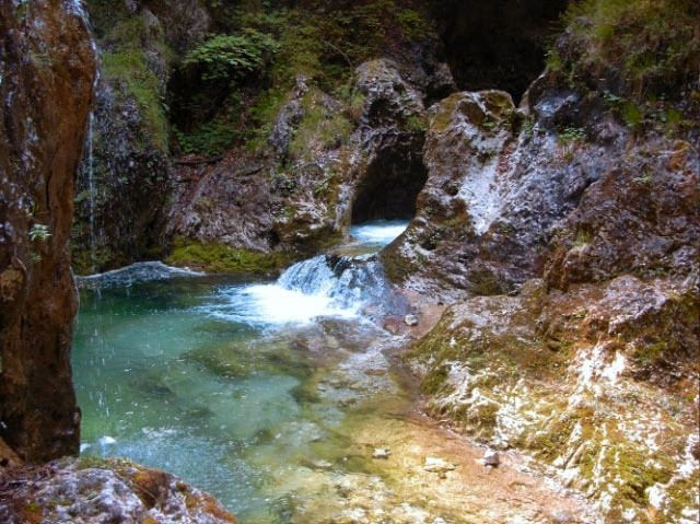 KER KO SE SPUSTITE DO VODE, SE JE TREBA STALNO VRAČAT NEKOLIKO NAZAJ, DO SLAPU (NIKOLI SE 