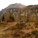 Od Planine za Skalo ni daleč do lovske koče (1542m) in samo nedaleč naprej....