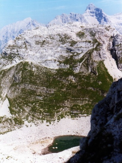Pogled iz stene na prvo jezero pod Vršacem in proti Triglavu