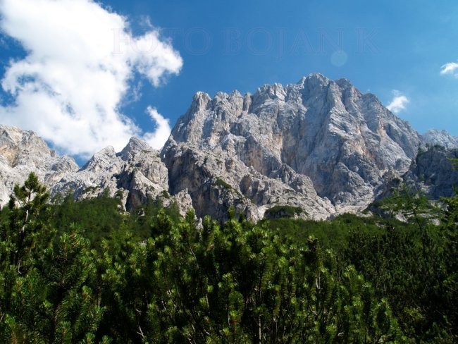 Pa še pogled na Široko Peč. pod katere desnim vznožjem, so Trije macesni.
Vsem pa v svari