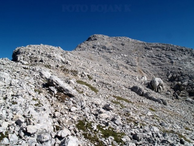 Pogled na prvi hrib v grebenu. Kanjavec je bolj desno in se ne vidi.