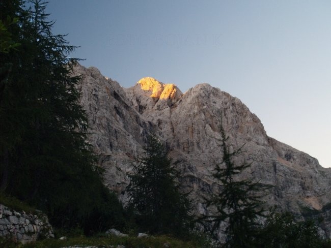 Prvo sonce, me je zato na vrhovih okoliških gora, pozdravilo, ko sem bil že skoraj pred Do