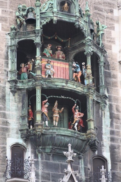 Vrtenje lutk in zvonenje na Mariaplatzu - turistična atrakcija - vsak dan ob 17h