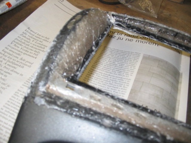 Prednji okvir LCDja, pritrjen s poliestrom