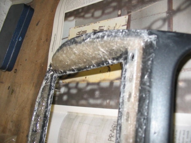 Prednji okvir LCDja, pritrjen s poliestrom
