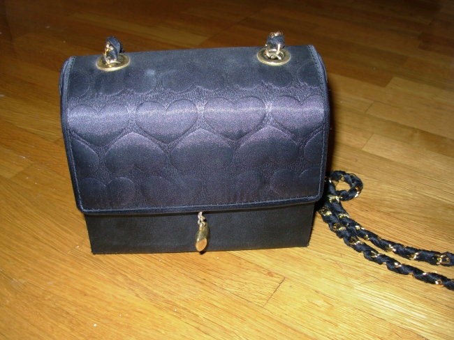  elegantna torbica, motiv srček, rabljena enkrat, 
TOKO 