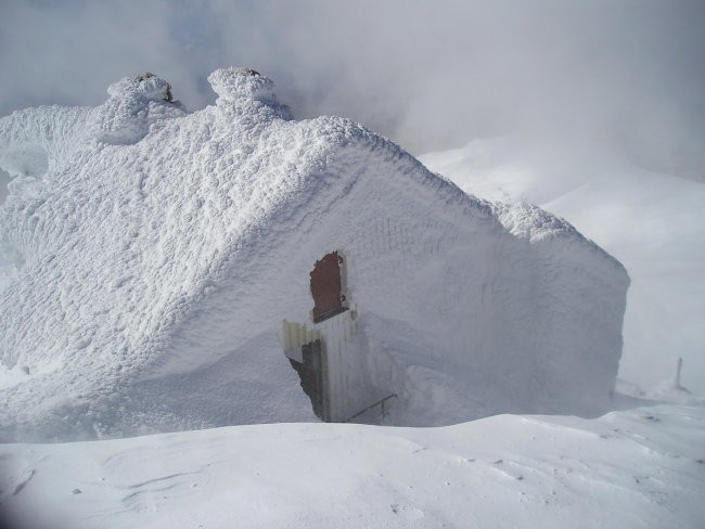 Zavetišče na Velikem Snežniku (1796m) je zavito v debelo snežno odejo