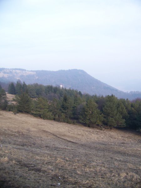 K tisti cerkvi gremo, v ozadju hrib Grmada