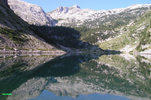 Krn se zrcali v jezeru
