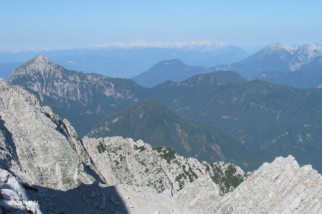 pogled na Storžič in zadaj Triglav