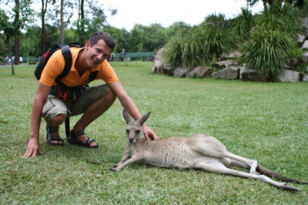 Erik in Kangaroo, po domace australski zajc! :)) Samo ma pa tako mehko kozo ku vata!! So p