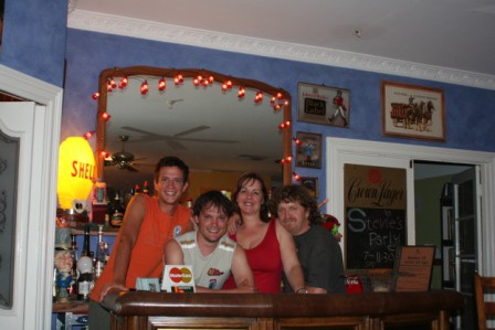 Pri Lori za sankom. Z leve: Erik, Jure, Lora, Greg.