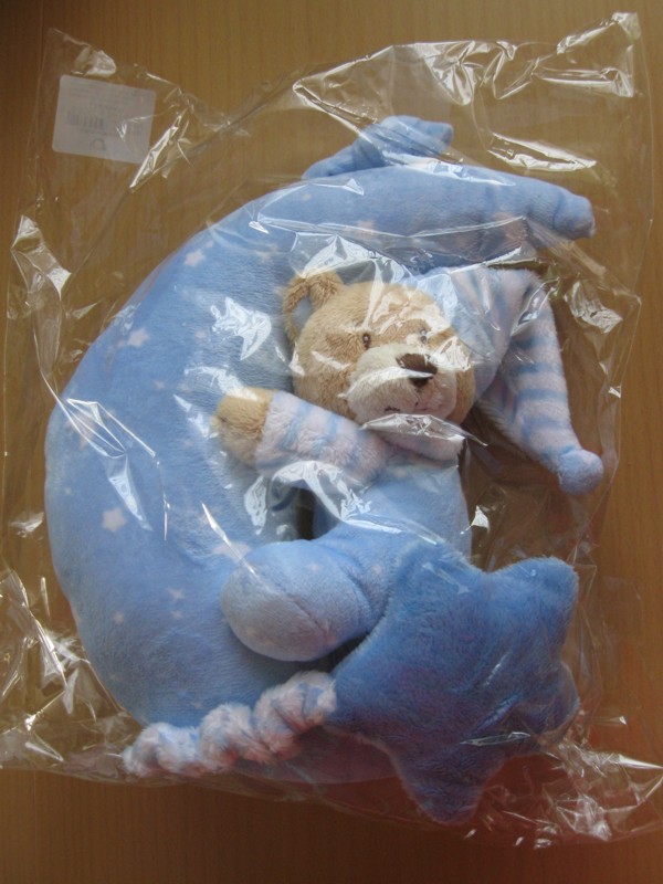 Lunica z medvedkom, na poteg zaigra melodijo, nova, še zapakirana. 3 €