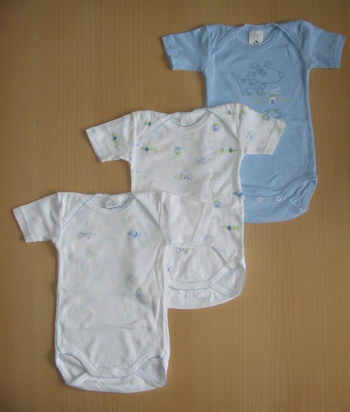 3 bodiji, 6 m. (v resnici bolj za 3 m.) - vsi trije skupaj za 4 €