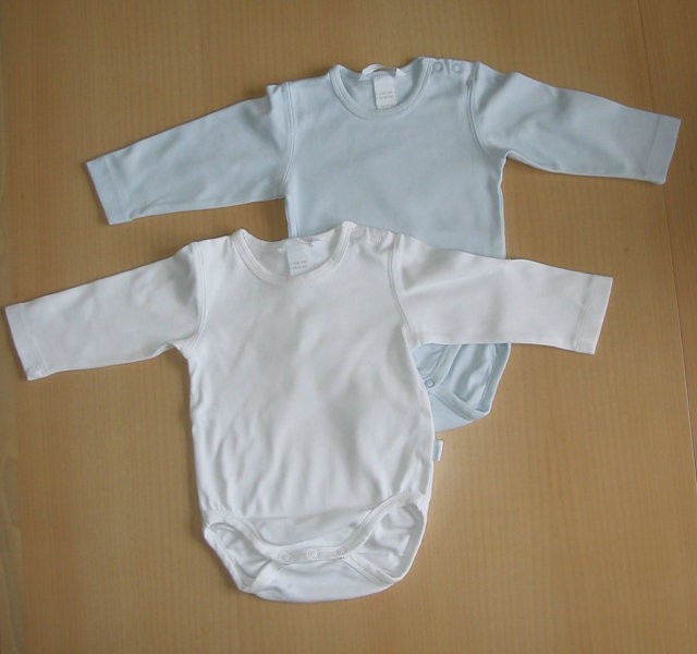 2 bodija H&M, 4-6 m., bel in svetlomoder - oba skupaj za 3,5 €