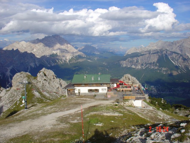 Koča Pomedes na višini 2.303m .
Najino počivališče naslednja dva dneva.