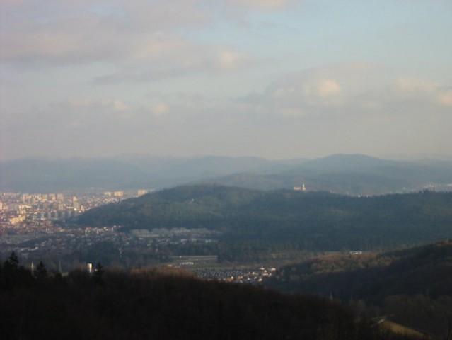 Pogled iz Toškega čela proti Rožniku, vidi se tudi Ljubljanski grad