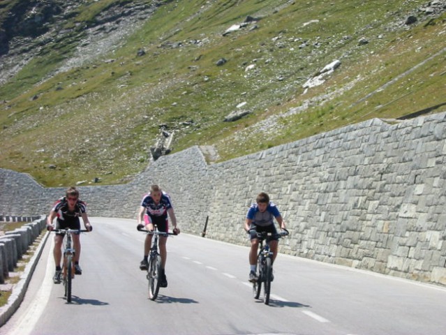 Tik pred vrhom Hochtor (2.503 mnm) - 05.08.03