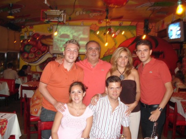 La familia completa en Ernies Tomatoes.
Dani, Miguel, Adriana, Luigi, Pau y Rod. 2006 JUL