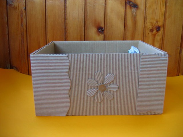 škatla oblepljena z valovito lepenko