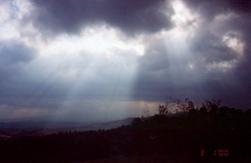 sončni žarki skozi oblake v toscani-italija-