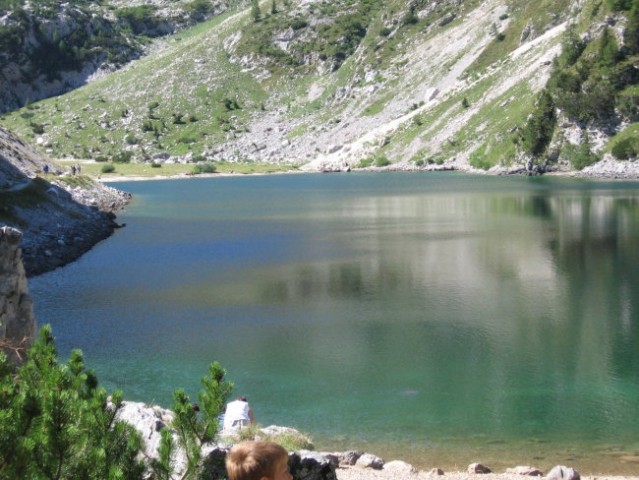 V jezeru živijo ribe, ki ti depilirajo noge, če zmoreš dovolj dolgo zdržati v ledeni vodi 