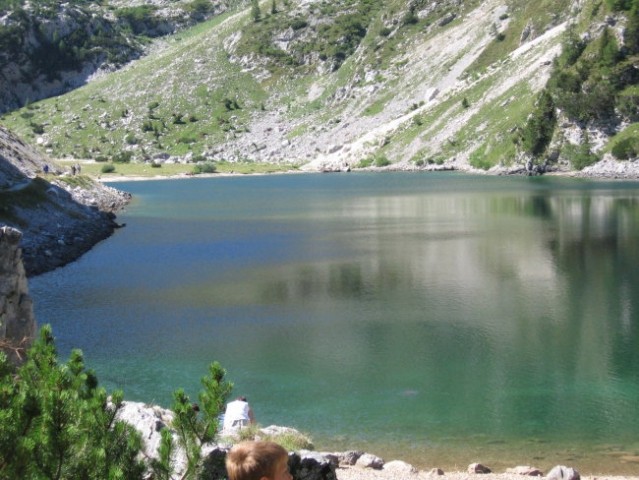 V jezeru živijo ribe, ki ti depilirajo noge, če zmoreš dovolj dolgo zdržati v ledeni vodi 