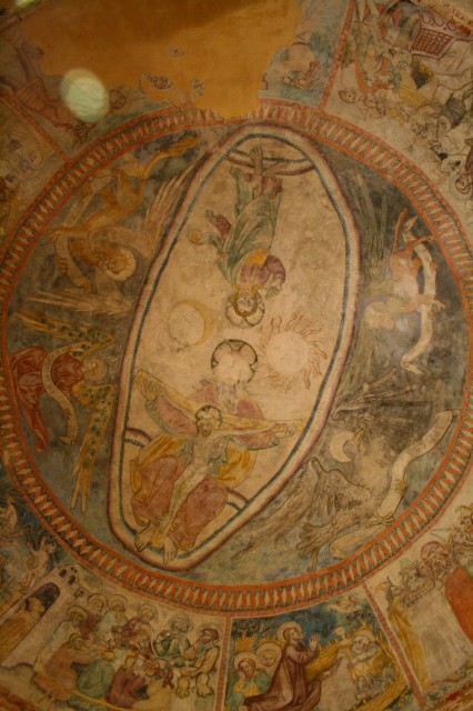Celotna notranjost fresk prikazuje Kristusovo življenje in med drugim tudi pasijon (Kristu