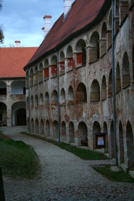 Grad GRAD v naselju GRAD (največje in najstarejše naselje na Goričkem);
Je najobsežnejši 