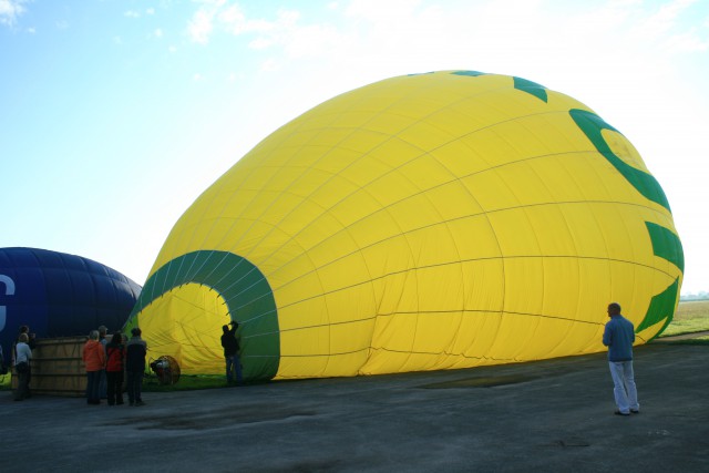 Sledi napihovanje balona z bencinskimi ventilatorji