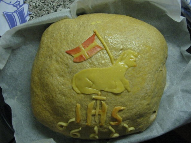 Velikonočni kruh pred peko