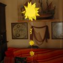 origami sončki, povezani z nitko v mobile za darilo mali Manci