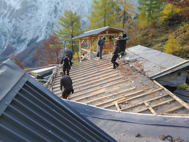 Obnova streh Frishaufov dom Okrešelj 2017 - foto