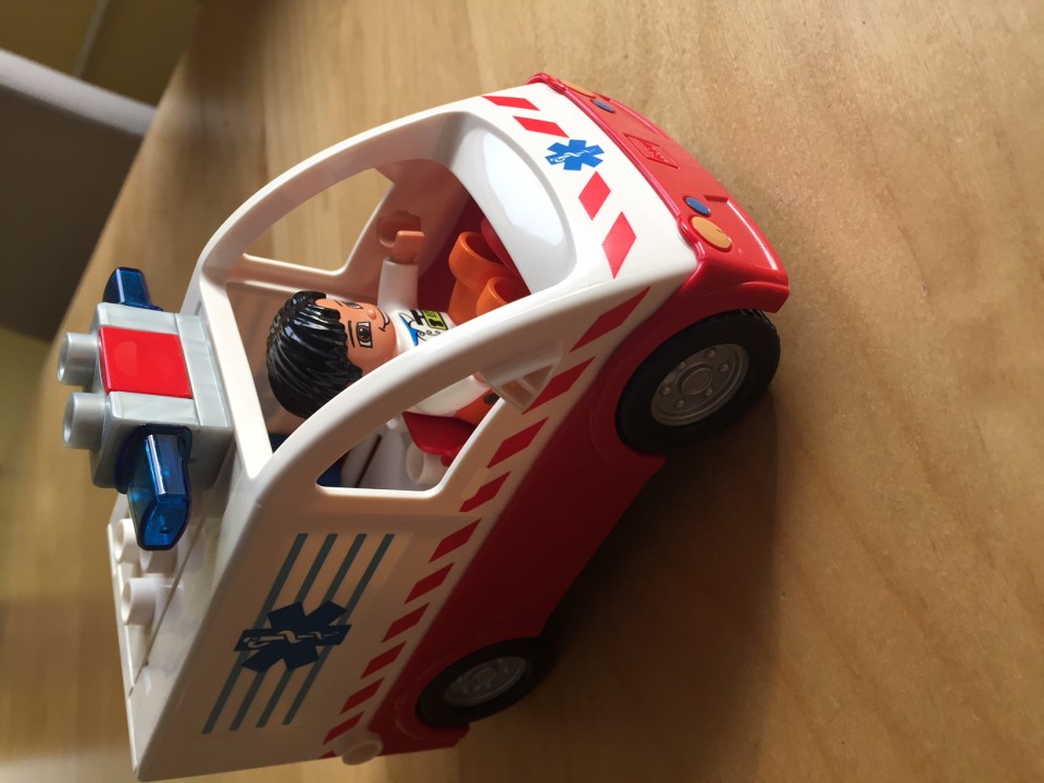 Lego rešilec ( ima sireno ), + playmobil motorist 8 eur