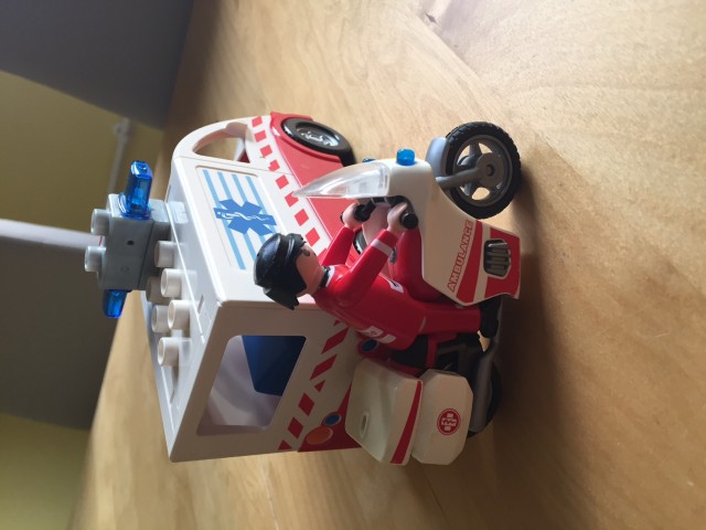 Zraven tudi playmobil rešilec motorist
