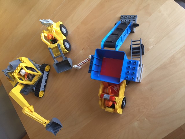 Lego , 2 x bager + 1 x tovornjak + dodatki, 28 eur