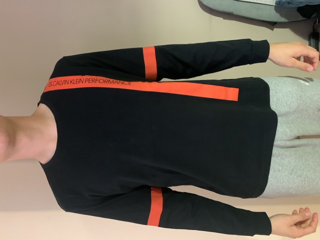 Calvin Klein debelejša majica št. L, 15 eur