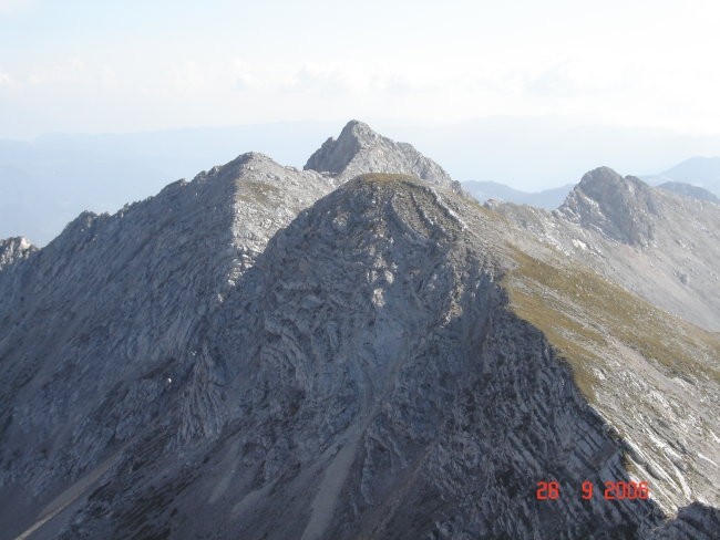 Pogled z vrha po grebenu proti Podrti gori