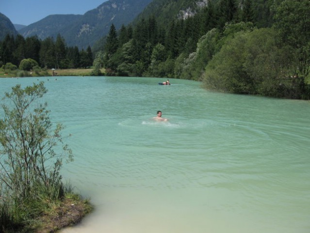 čudovito jezero in mini ati v njem