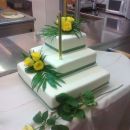 Poročna torta s svežimi vrtnicami
