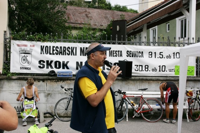 Predsednik KD Sevnica Zvone Košmerl z navodili pred startom