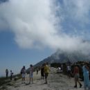 pogled z vrha v ozadju vrhovi Alp v meglici