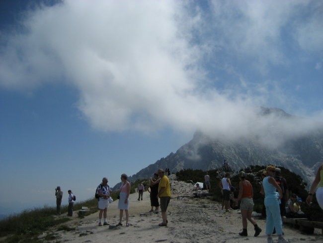 pogled z vrha v ozadju vrhovi Alp v meglici