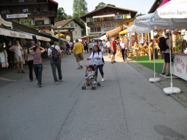 Pogled po ulici ki vodi do jezera Koenigssee