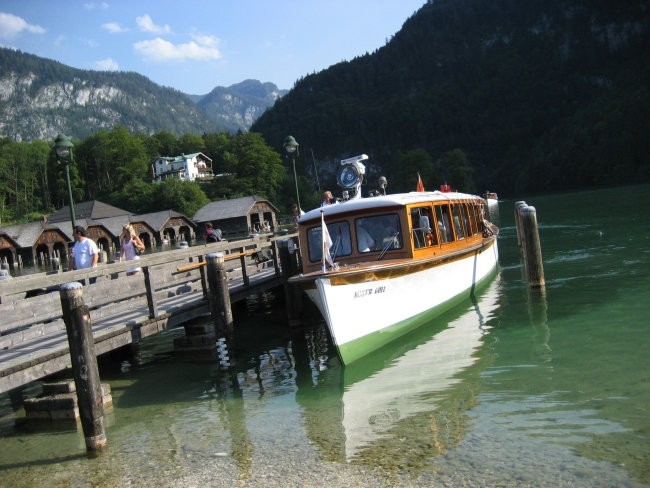 ladjica s katero se prevažajo turisti po 8 km velikem ledeniškem jezeru