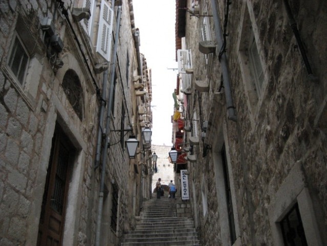 Še ena od  znamenitih uličic Dubrovnika