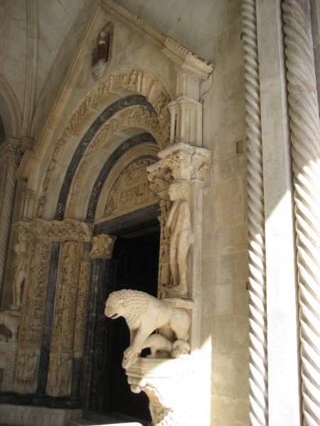 Pogled na vhod katedrale v trogirju, 20kun vstopnine nisem dala