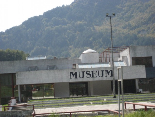 Pogled na muzej, baje ga tu in tam še kdo obišče, največ slovencev