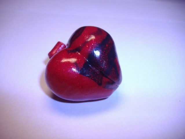 Obesek srce - črna in rdeča z bleščicami
