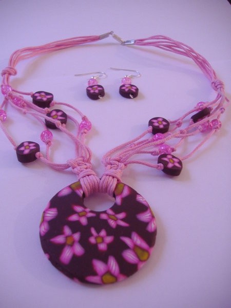 Ogrlica in viseči uhani - rjava z roza rožicami